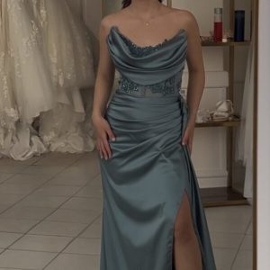 Ladivine E203 – Elegant satinbalklänning med smickrande passform